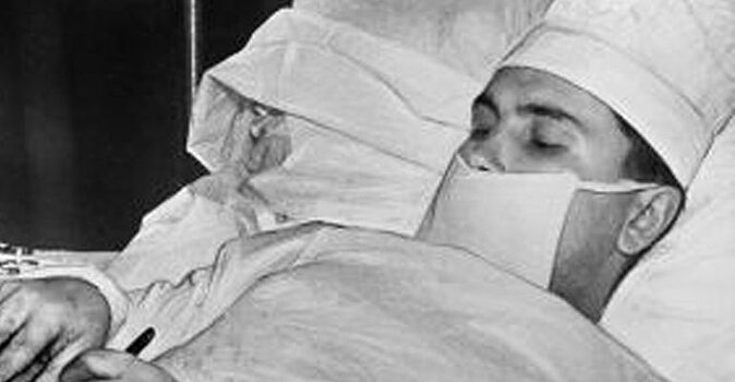 «Еще пару часов и меня было бы не спасти»: советский врач был вынужден самому себе вырезать аппендицит во время экспедиции на Антарктиде