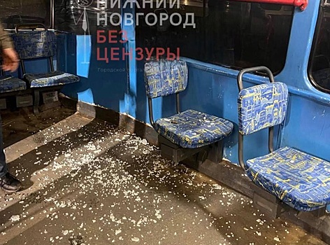 Неизвестный разбил окно в трамвае №6 в Нижнем Новгороде