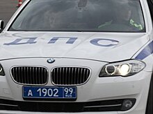 Грузовик пробил ограждение и повис на мосту над железной дорогой