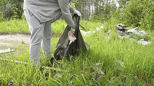 Глава Пуровского района в День России принял участие в уборке территорий после паводка