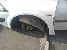 Нелепое ДТП: открутившееся колесо Renault подбило Hyundai на трамвайных путях в Самаре