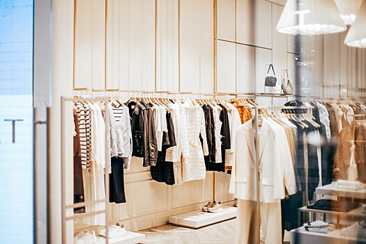 Врач Звонков рассказал, можно ли подхватить кожное заболевание при примерке одежды