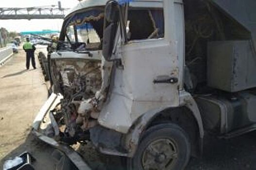 В Челнах в результате столкновения двух КАМАЗов водителя зажало в кабине
