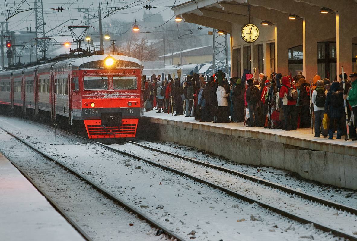 Подростки распылили перцовый баллончик на пассажиров электрички под Петербургом