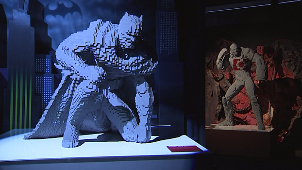 Бэтмена собрали по кусочкам: в Лондоне проходит выставка сделанных из Lego супергероев