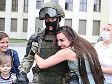 Видео недели: "обнимашки" с минским ОМОНом, "Бавария" разгромила "Барселону" и семейные драки в Казани