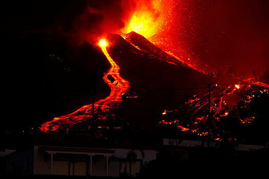 Достигшая океана лава на Канарах вызвала выбросы вредных газов, возможны взрывы