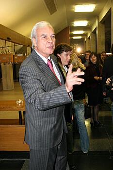 Телеведущего Владимира Молчанова снова госпитализировали с сильными болями в животе