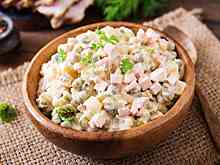 Обновленная классика: салат «Оливье» с креветками и авокадо