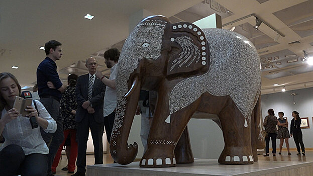 Индия подарила Национальному художественному музею двух слонов