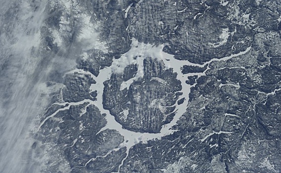 Космонавт с борта МКС сфотографировал один из крупнейших в мире кратеров