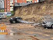 В Красноярске рухнувшая стена придавила несколько машин