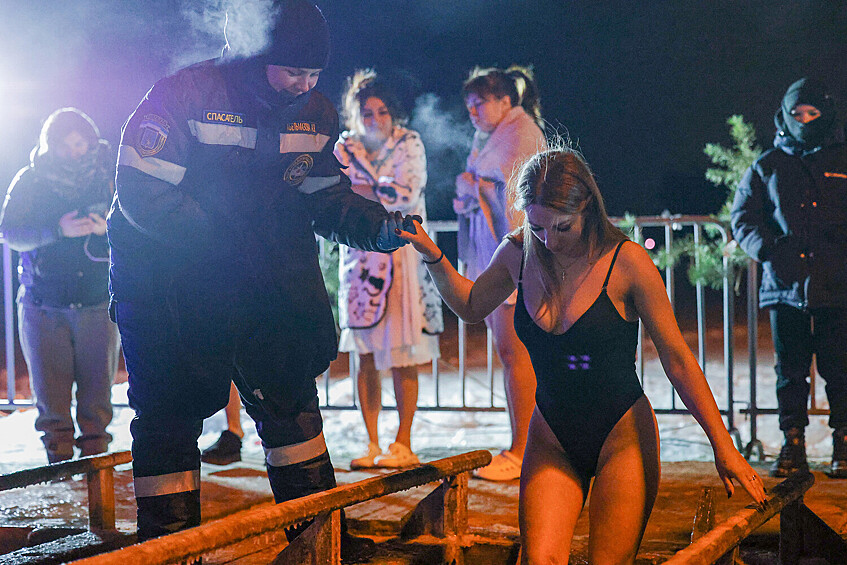 Женщина во время крещенских купаний на Центральном пляже в Белгороде, 18 января 2026 года