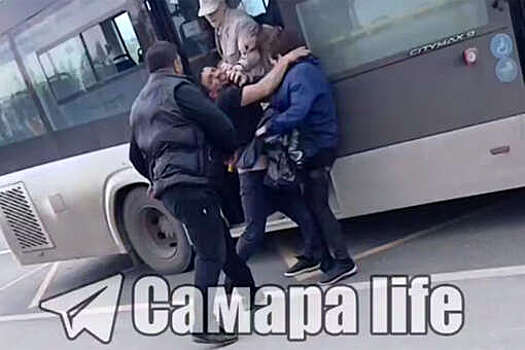 В Самаре на видео попала массовая драка пассажиров автобуса