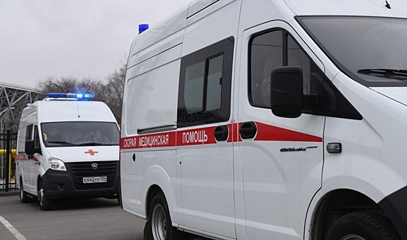 Под Волгоградом «Фольксваген» врезался в дерево, два человека пострадали