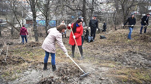 50 тонн мусора вывезли после субботника из Кремлевского сада и с берега реки Золотухи