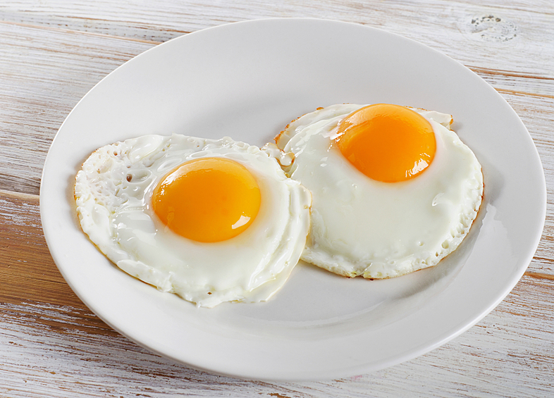 Яйца так же могут быть заражены сальмонеллой.  Их обязательно варить или жарить до полной готовности. Мыть яйца нужно очень осторожно, чтобы бактерии не попали на другие продукты, не подвергающиеся тепловой обработке.