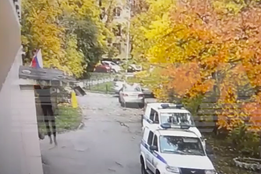 Россиянин попытался сбежать из полиции, сломал ноги и попал на видео
