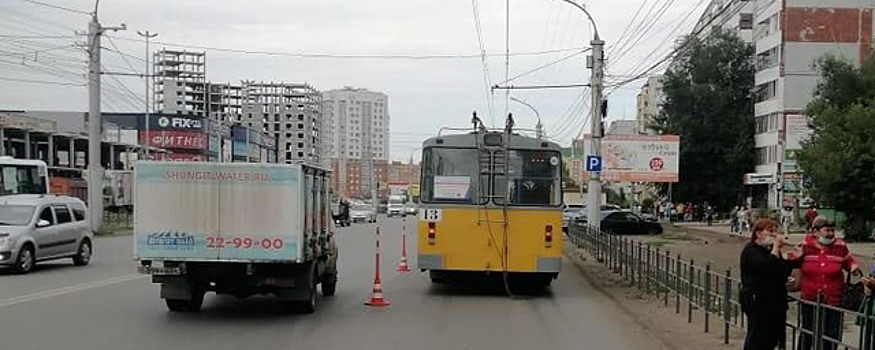 Попавшая под троллейбус жительница Омска скончалась в больнице