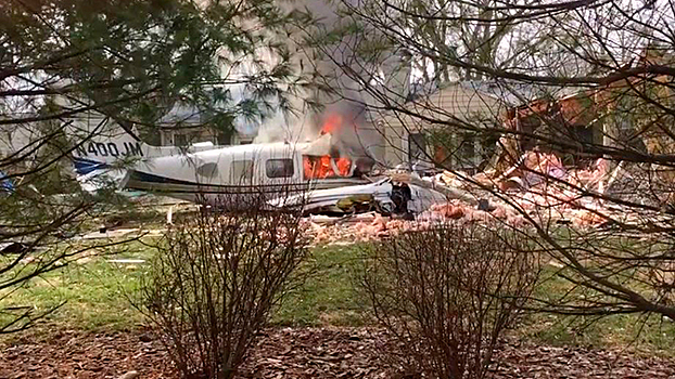 В США на жилой дом рухнул самолет