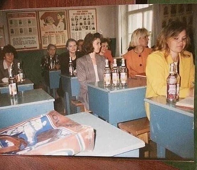 Выдача зарплаты водкой учителям перед педсоветом, Россия, 1997 год.