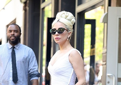 Похудевшая и женственная как никогда Леди Гага гуляет по Нью-Йорку в образе Одри Хепберн и Мэрилин Монро