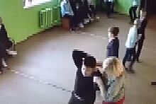 Драка школьника с учителем в российском городе попала на видео