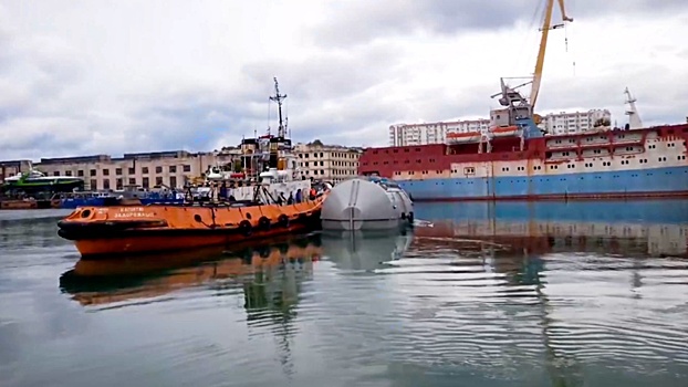 В Севастополе прошли испытания судоподъемного нового понтона для прохождения мелководья