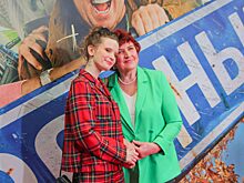 Монеточка пришла на премьеру с бабушкой