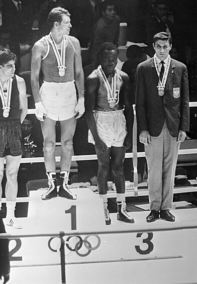 Победитель в турнире боксеров первого среднего веса на XVIII Олимпийских играх Борис Лагутин (2 слева), 1964 год
