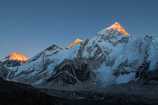 Рекордное число альпинистов покоряют Эверест в 2023 году