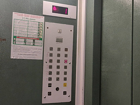 Электромонтеры починили лифт в многоэтажке на Жулебинском