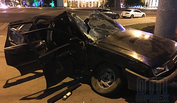 В Воронеже в ночном ДТП у площади Ленина пострадали два человека