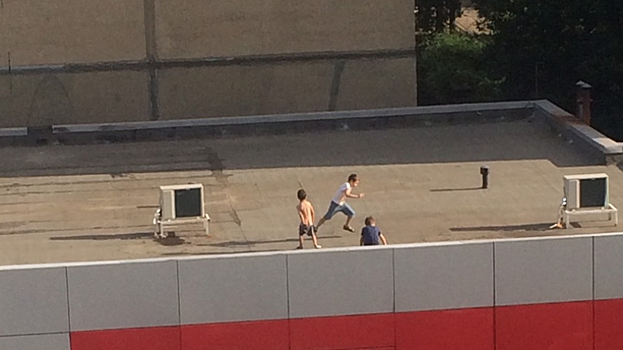 В Солнечном заметили играющих на крыше магазина детей