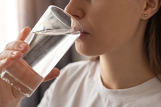 Пить воду и сидеть на диете BRAT: как правильно лечить диарею дома