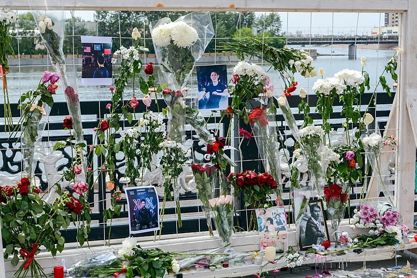 В центре ледовой арены был установлен портрет Дениса, под ним пришедшие возлагали цветы, ставили мягкие игрушки и фотографии.