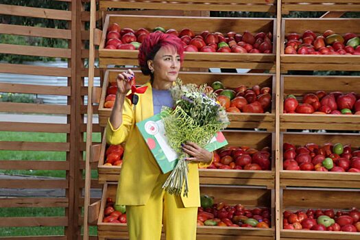 Жительницу Минусинска наградили автомобилем за томат весом больше двух киллограм