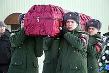На Урале с почестями похоронили до смерти забившего свою мать вагнеровца