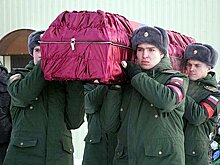 На Урале с почестями похоронили до смерти забившего свою мать вагнеровца