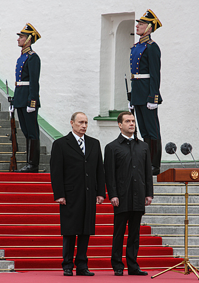 Владимир Путин и президент России Дмитрий Медведев после церемонии инаугурации президента РФ в Большом Кремлевском дворце, 2008 год