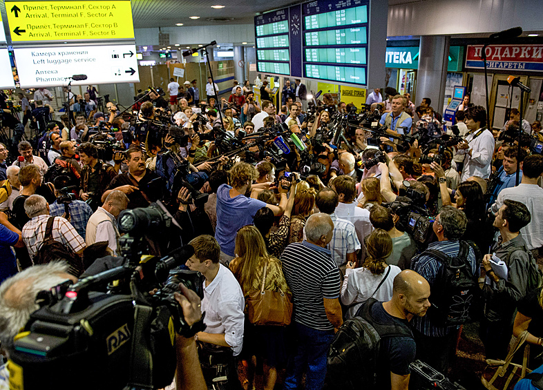 Журналисты в аэропорту "Шереметьево", куда из Гонконга прилетел бывший агент ЦРУ Эдвард Сноуден, 2013 год