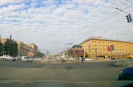 В центре Новосибирска в результате ДТП перевернулся автомобиль УАЗ Patriot