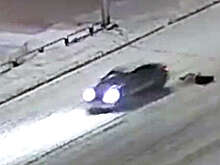 В Уфе на видео попало, как женщина выпала из автомобиля во время движения