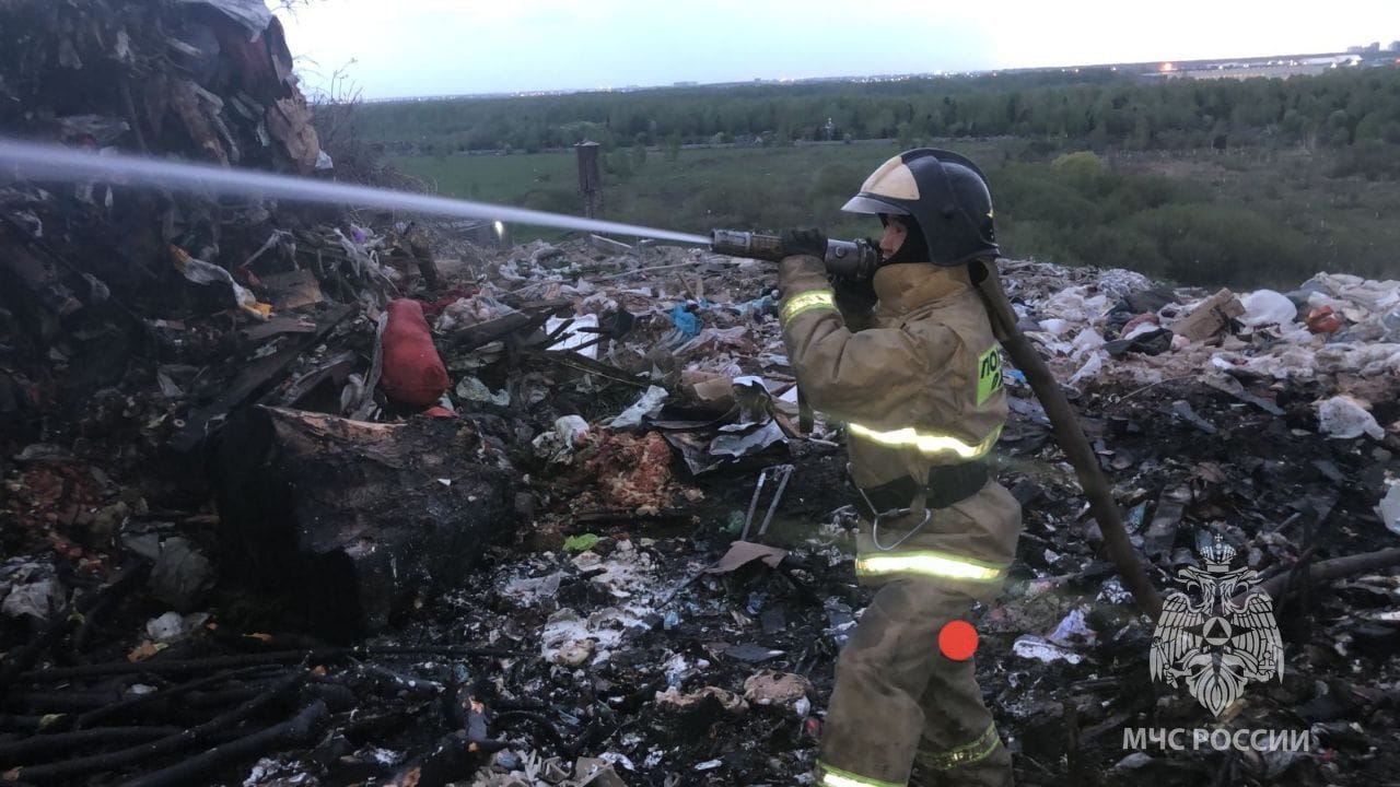 В МЧС заявили о локализации пожара на мусорном полигоне