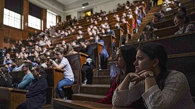 Опрос показал, чего ждут родители от своих детей после окончания школы