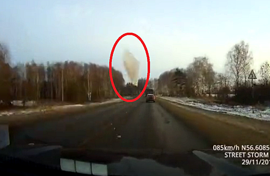 Видео: внезапно со "встречки" прилетело