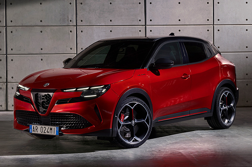 Новинка получит четыре модификации — две электрические и две гибридные. Для начала предложат лишь пару из них: это начальное исполнение Elettrica с единственным электродвигателем и моноприводное бензоэлектрическое Ibrida. В первом мотор на передней оси выдаёт 154 лошадиные силы, а аккумулятор ёмкостью 54 киловатт-часа позволяет проехать без подзарядки 410 километров по стандарту WLTP.