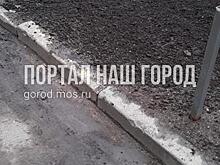 Специалисты восстановили антипарковочный столбик во дворе на Маршала Полубоярова