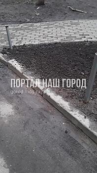 Специалисты восстановили антипарковочный столбик во дворе на Маршала Полубоярова
