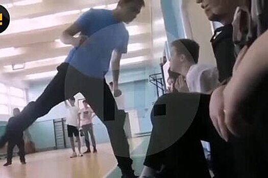 Российский учитель во время урока хотел ударить школьника и попал на видео